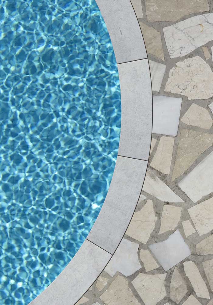 Pisos de piscina: as melhores opções para decorar com estilo