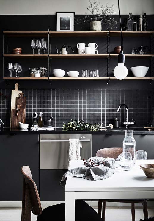 Inspire-se com projetos de cozinhas pretas elegantes