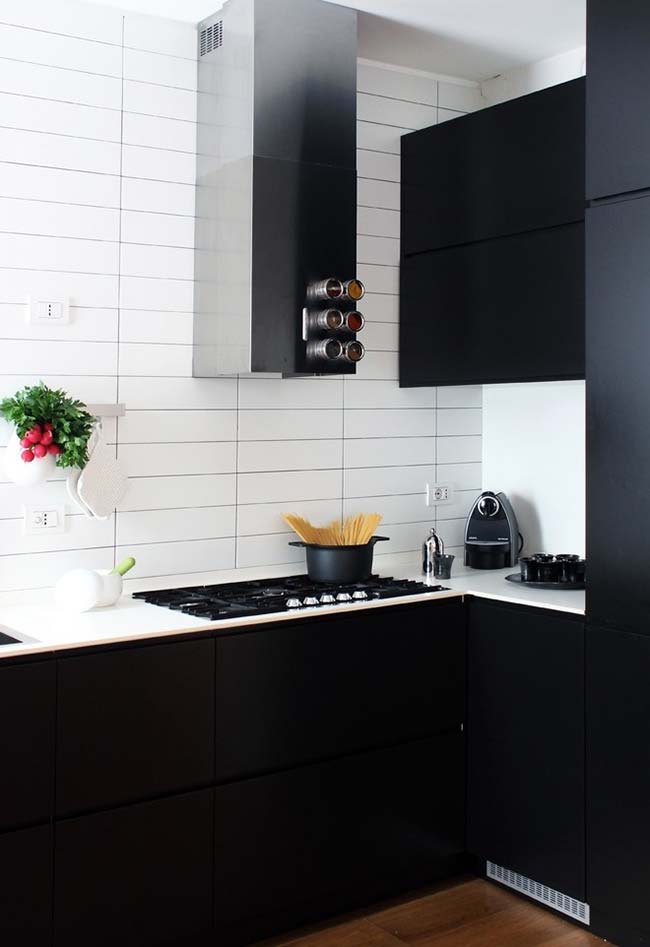 Inspire-se com projetos de cozinhas pretas elegantes