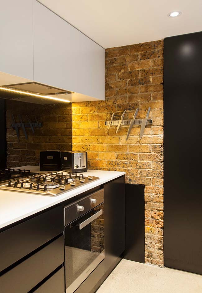 Inspire-se com projetos de cozinhas pretas elegantes